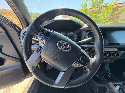 Used 2017 Toyota Tacoma TRD Sport w/ Tow Package (A/T) AWD/4WD image 2