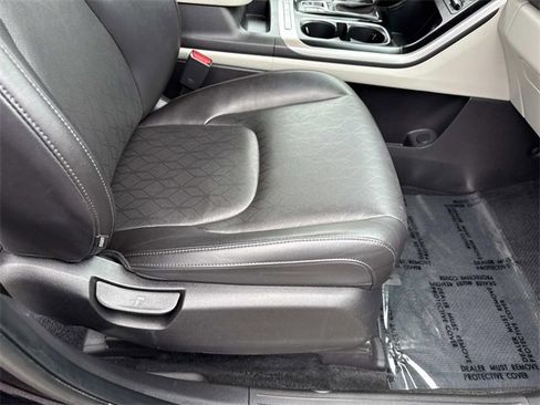 Used 2024 Kia Carnival LX image 10