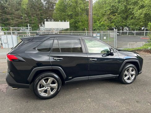 Used 2019 Toyota RAV4 Limited AWD/4WD image 4
