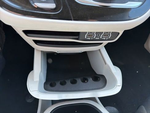 Used 2023 Chrysler Pacifica Touring-L image 21