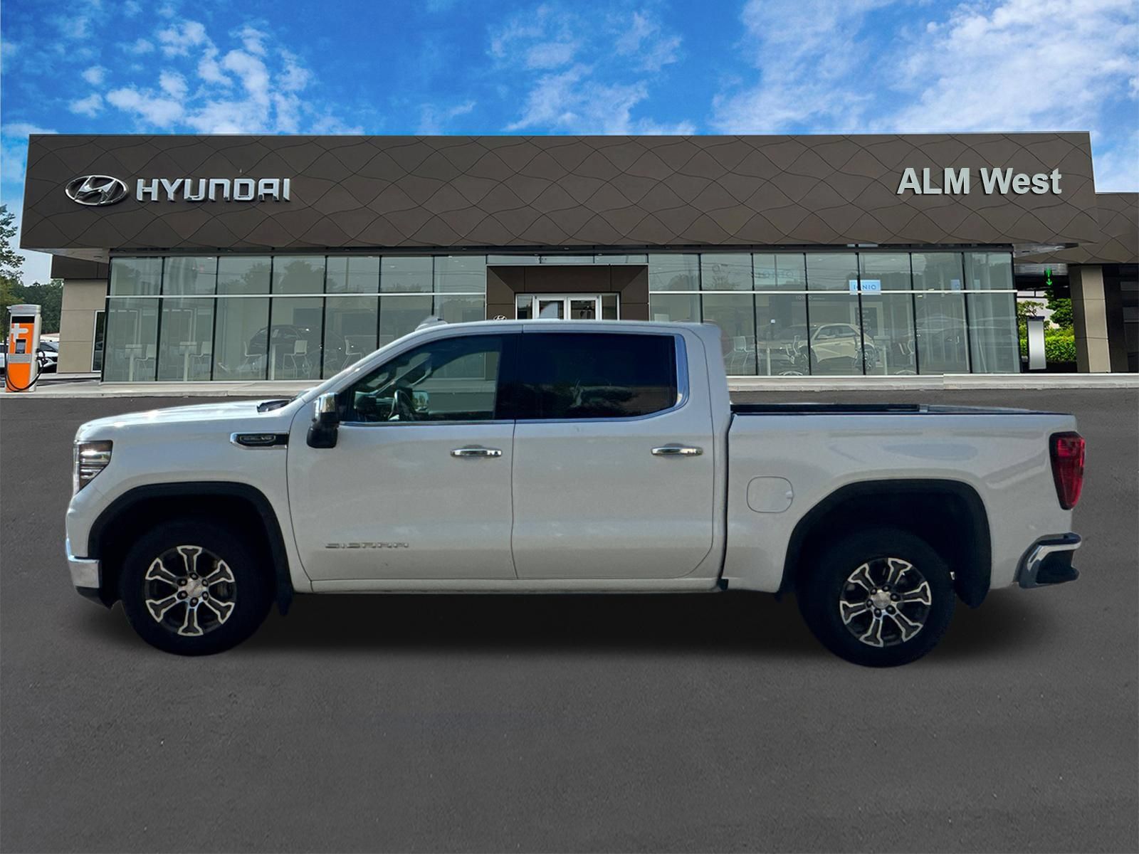 Used 2025 GMC Sierra 1500 SLT RWD image 8