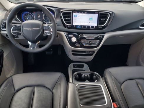 Used 2024 Chrysler Pacifica Touring-L image 32