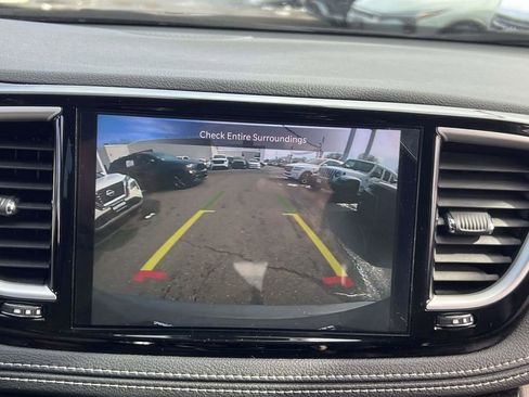 Used 2023 Chrysler Pacifica Touring-L image 28