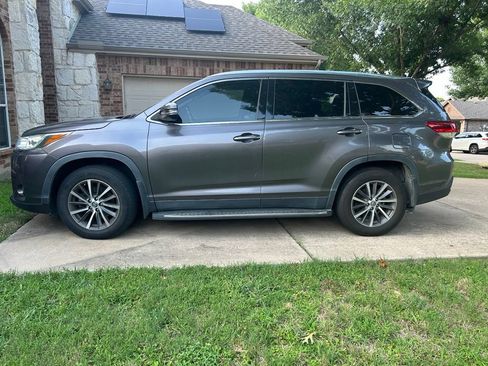 Used 2019 Toyota Highlander XLE FWD image 2