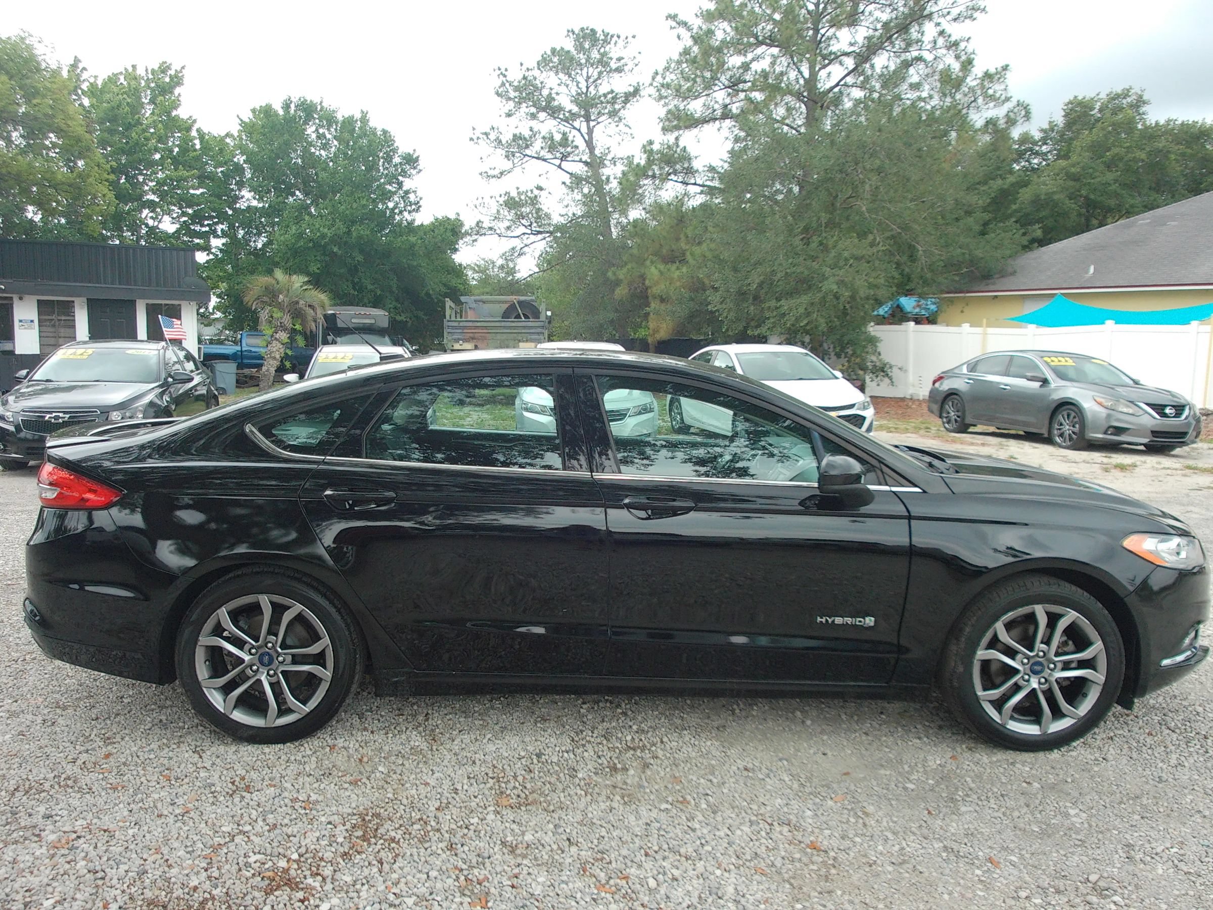 Used 2017 Ford Fusion SE w/ Equipment Group 601A FWD image 4