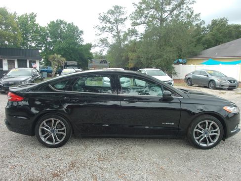 Used 2017 Ford Fusion SE w/ Equipment Group 601A FWD image 4