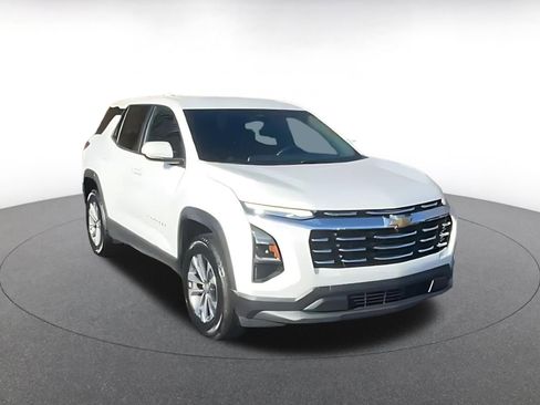 Used 2025 Chevrolet Equinox LT image 3