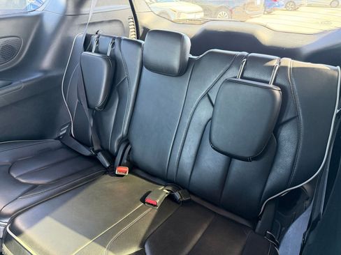 Used 2025 Chrysler Pacifica Limited image 33