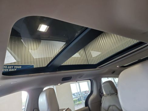 Used 2020 Chrysler Pacifica Limited FWD image 13