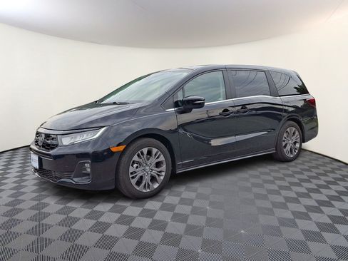 Used 2025 Honda Odyssey Touring image 3