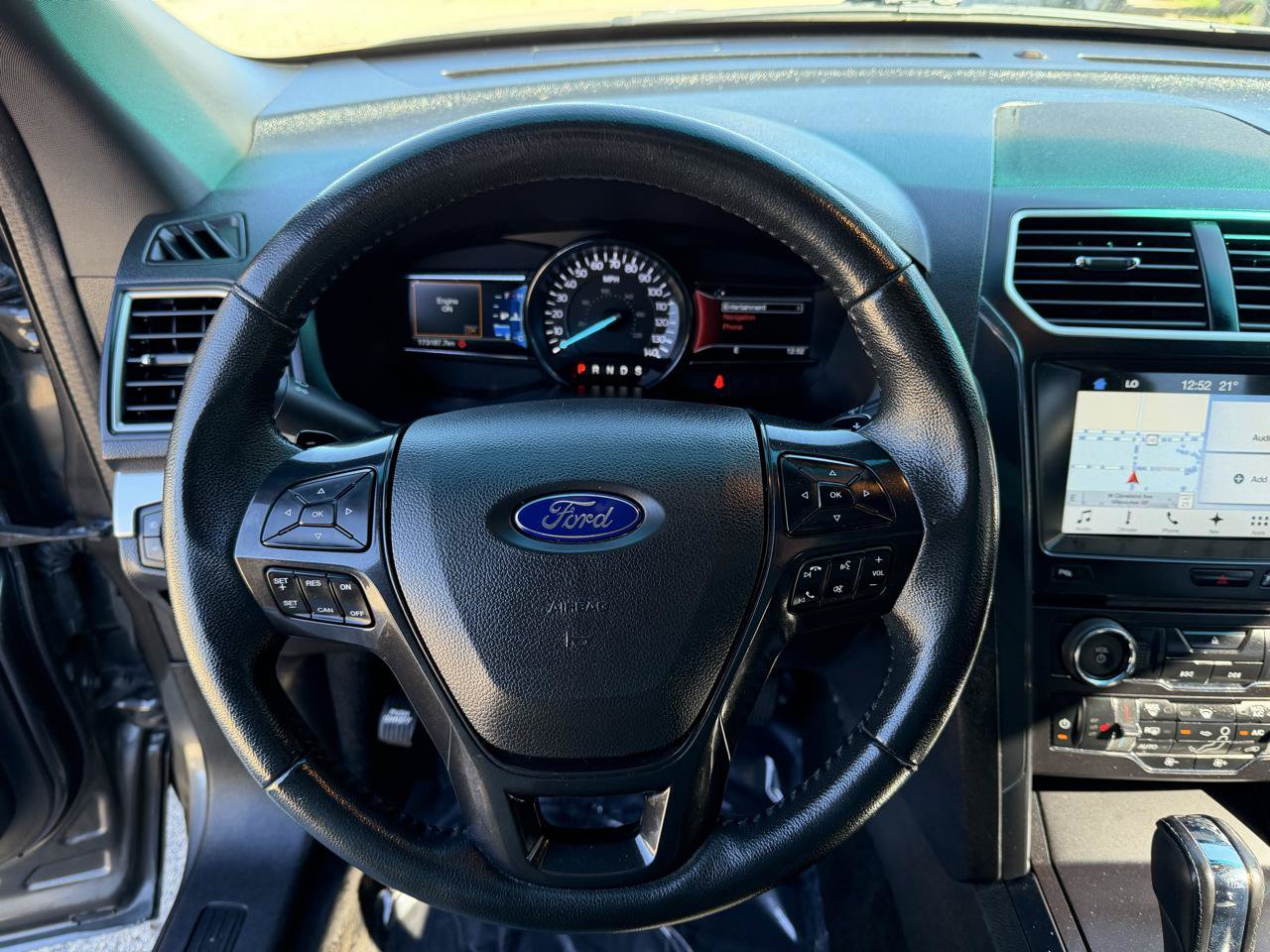 Used 2017 Ford Explorer XLT w/ XLT Technology Feature Bundle AWD/4WD image 17