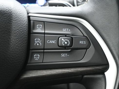 Used 2022 Jeep Grand Cherokee Limited image 9