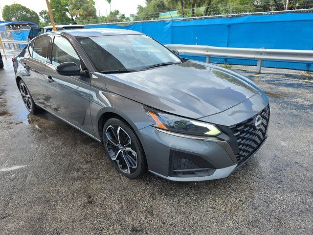 Used 2025 Nissan Altima 2.5 SR FWD image 2
