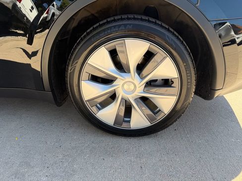 Used 2023 Tesla Model Y Long Range AWD/4WD image 49
