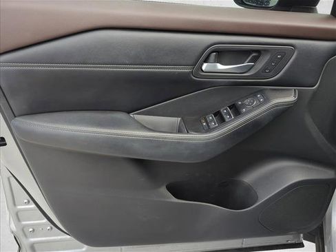 Used 2023 Nissan Rogue SL w/ SL Premium Package image 10