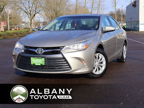 Used 2016 Toyota Camry LE image 1