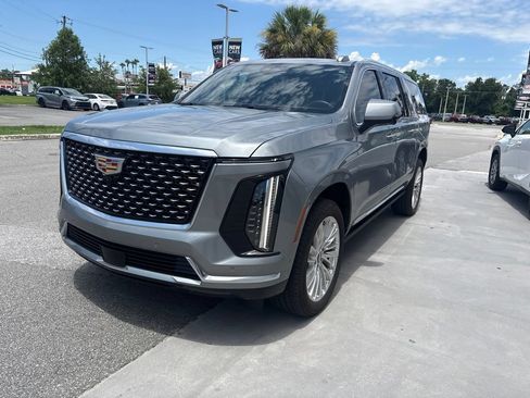 Used 2025 Cadillac Escalade ESV Premium Luxury AWD/4WD image 3