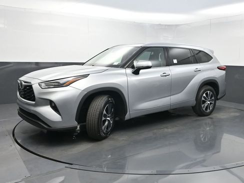 Used 2022 Toyota Highlander XLE image 24