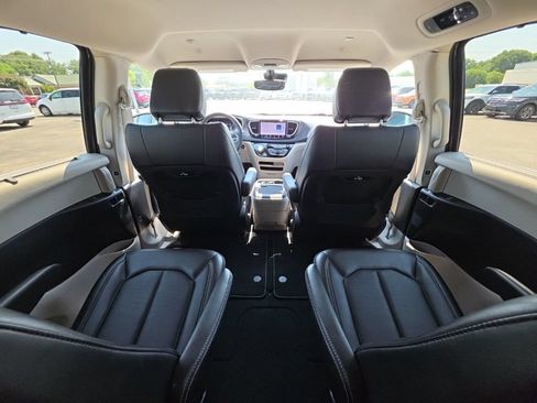 Certified 2023 Chrysler Pacifica Touring-L FWD image 21