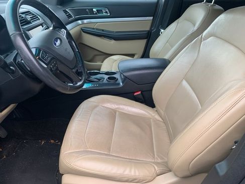 Used 2016 Ford Explorer XLT w/ Equipment Group 202A image 9