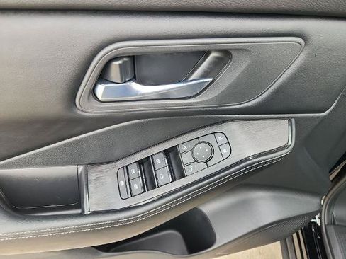 Certified 2025 Nissan Rogue SV FWD image 29