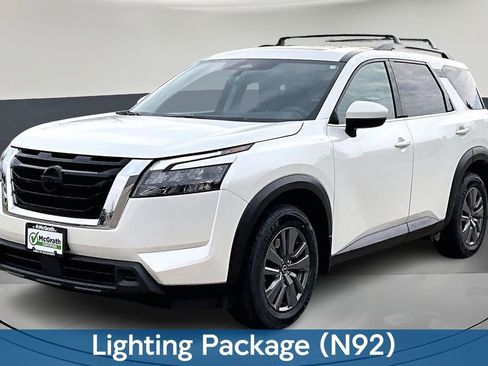 Used 2024 Nissan Pathfinder SV w/ SV Premium Package image 3