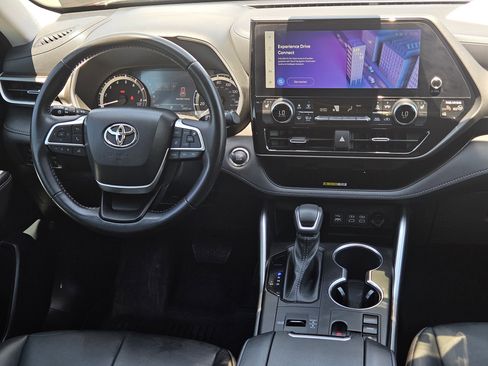 Used 2023 Toyota Highlander XLE FWD image 19