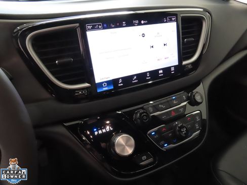 Used 2025 Chrysler Pacifica Select FWD image 18
