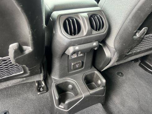 Used 2025 Jeep Wrangler Unlimited Rubicon w/ Convenience Group AWD/4WD image 27