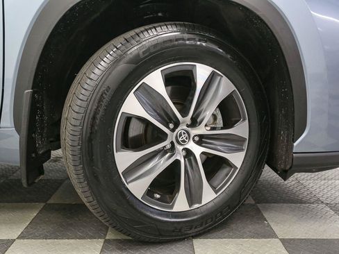 Used 2023 Toyota Highlander XLE AWD/4WD image 16