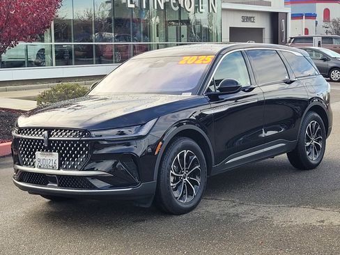 Used 2025 Lincoln Nautilus Premier image 8