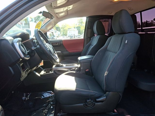 Used 2016 Toyota Tacoma SR5 w/ SR5 Appearance Package (DM) AWD/4WD image 15