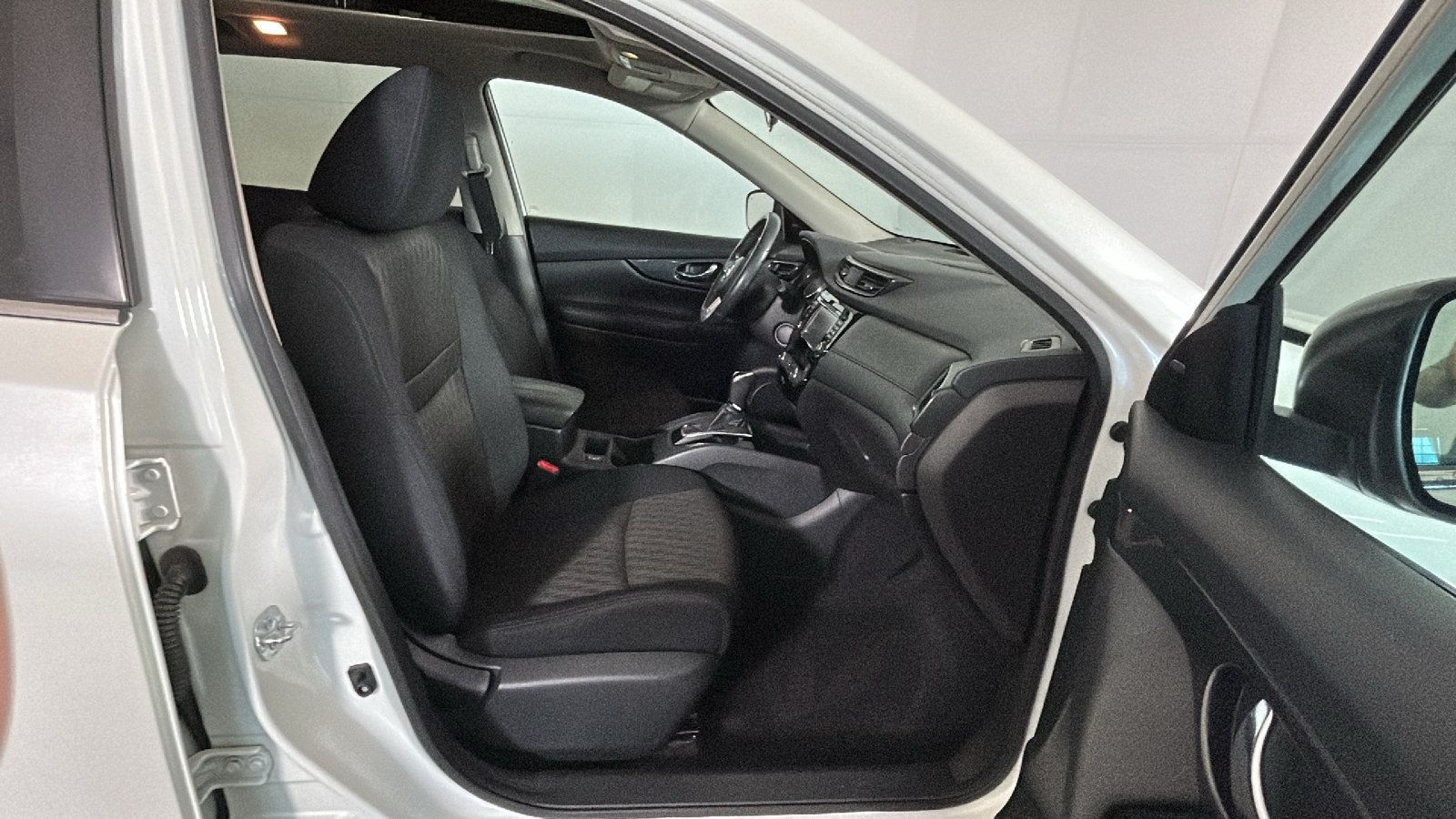 Used 2017 Nissan Rogue SV AWD/4WD image 36