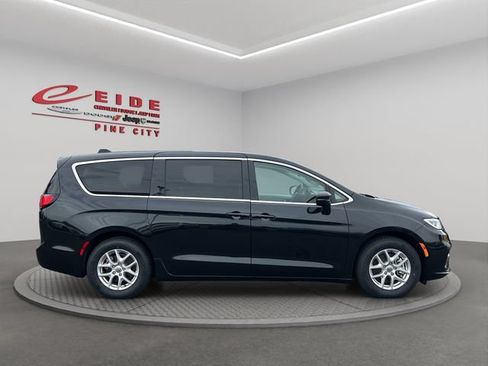Used 2023 Chrysler Pacifica Touring-L FWD image 11