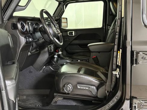 Used 2019 Jeep Wrangler Unlimited Sahara w/ Uconnect 4C Nav & Sound Group AWD/4WD image 10