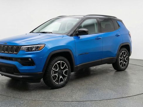 Used 2025 Jeep Compass Trailhawk AWD/4WD image 3