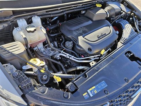 Used 2023 Chrysler Pacifica Touring-L image 16