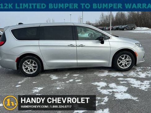 Used 2024 Chrysler Pacifica Touring-L image 2