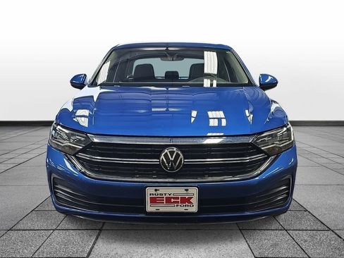 Used 2024 Volkswagen Jetta SE image 2