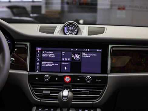 Used 2025 Porsche Macan image 18