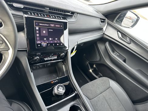 New 2025 Jeep Grand Cherokee Altitude image 22