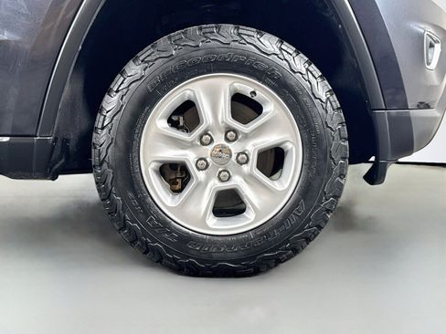 Used 2015 Jeep Grand Cherokee Laredo w/ Quick Order Package 23E AWD/4WD image 40