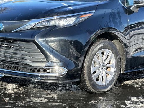 Used 2024 Toyota Sienna XLE image 8