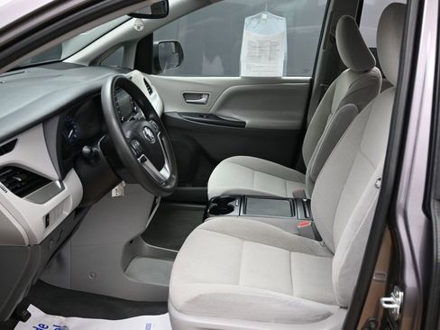 Used 2020 Toyota Sienna LE AWD/4WD image 15