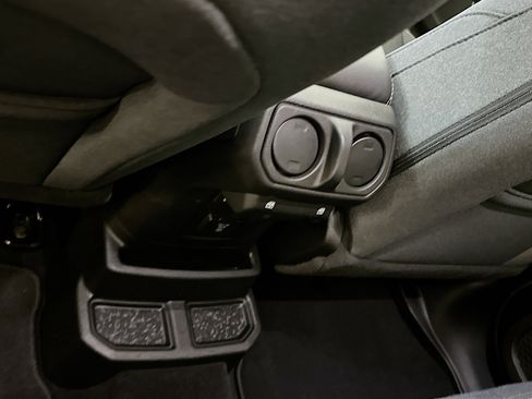 Used 2025 Jeep Wrangler Unlimited Sahara AWD/4WD image 27