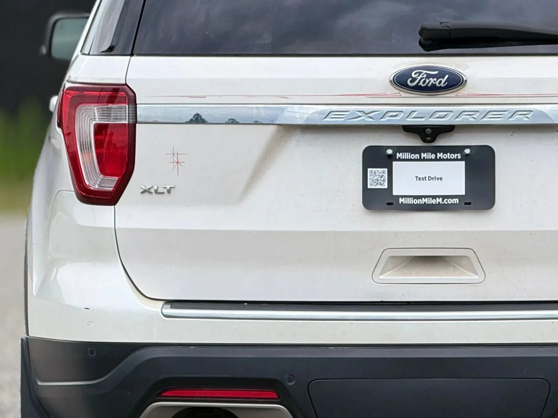 Used 2018 Ford Explorer XLT w/ Equipment Group 202A AWD/4WD image 13