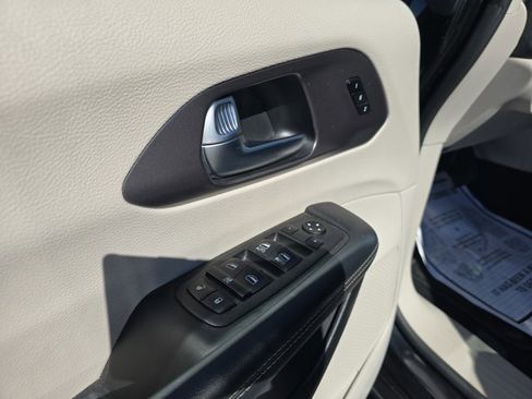 Used 2023 Chrysler Pacifica Touring-L image 4