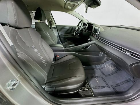 Used 2022 Hyundai Elantra SEL image 11