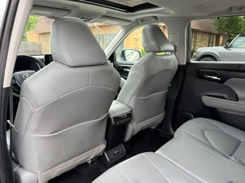 Used 2021 Toyota Highlander XLE AWD/4WD image 16