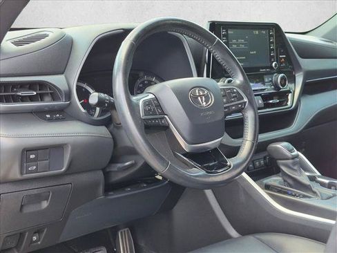Used 2021 Toyota Highlander XSE FWD image 10
